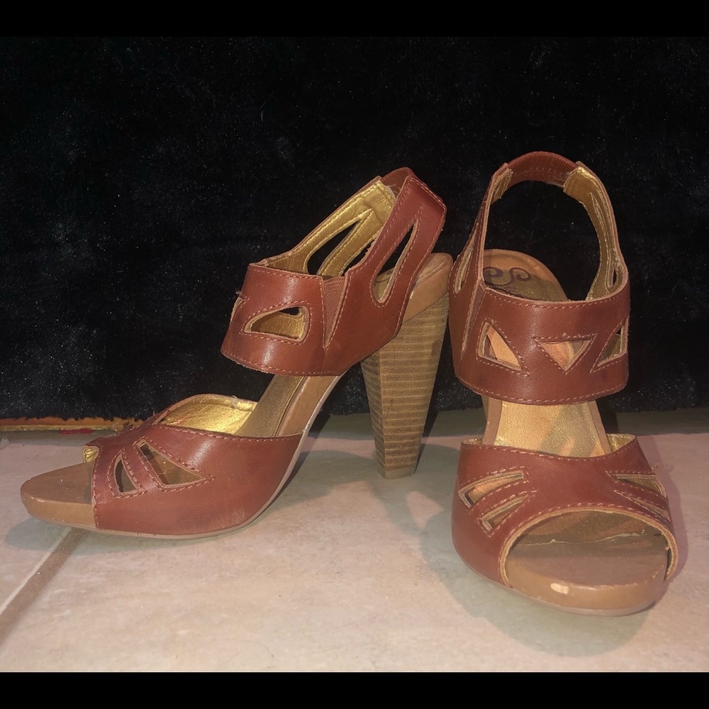 Adorable wooden like sandals